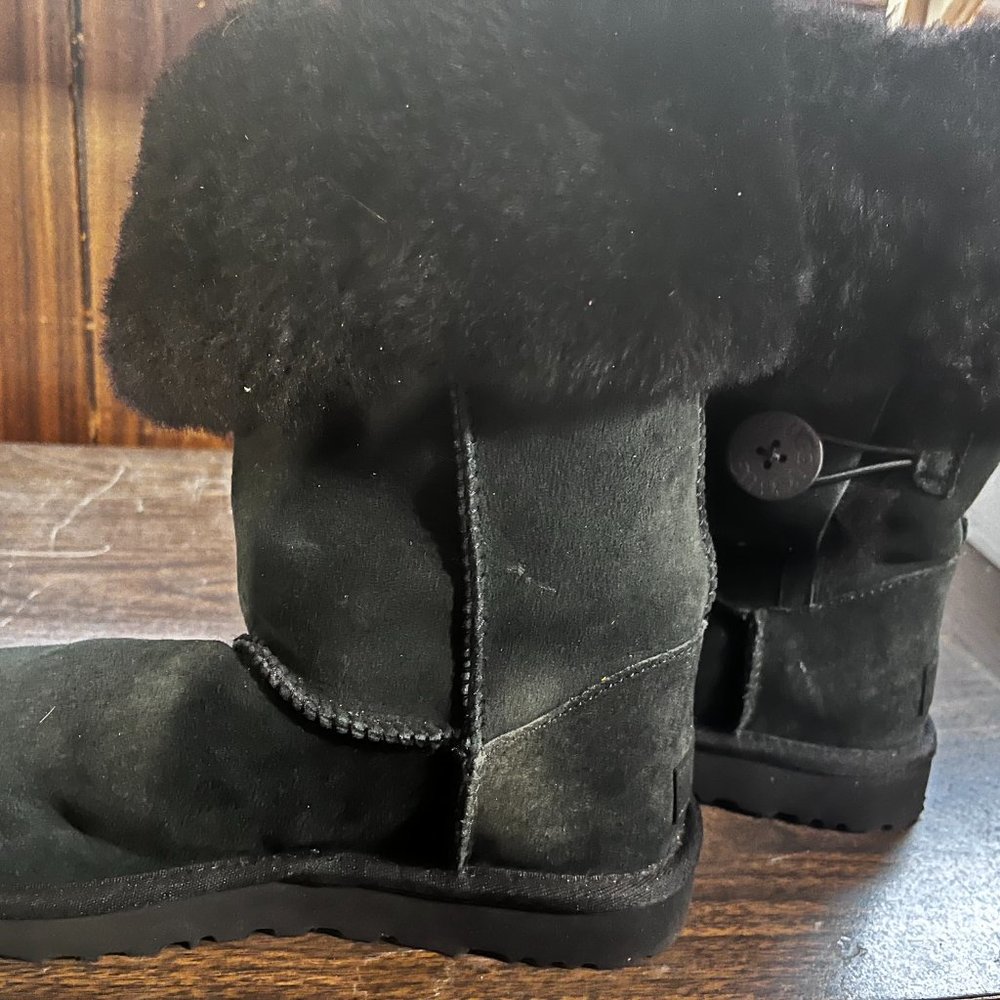 UGS BOOTS - Picture 2 of 6